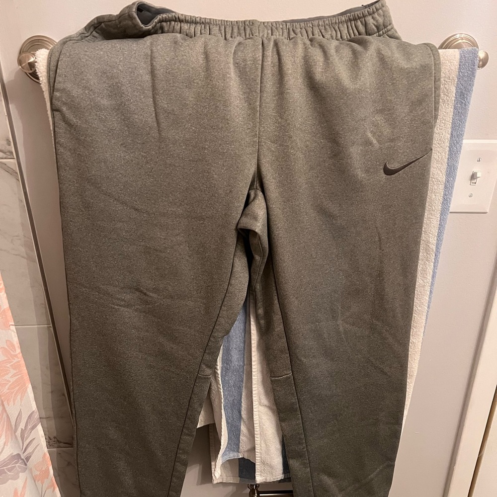 Nike thermal fit sweats joggers Sz lg